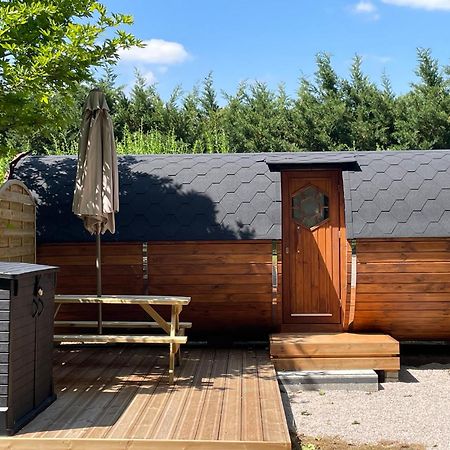 Tonneau Herbergement Insolite Au Camping Des Nieres Ebreuil Eksteriør bilde