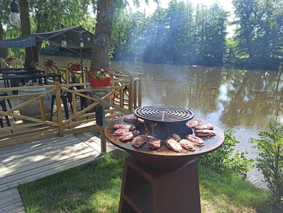 Tonneau Herbergement Insolite Au Camping Des Nieres Ebreuil Eksteriør bilde