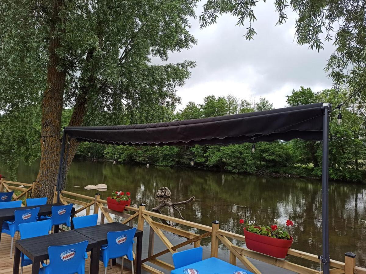 Tonneau Herbergement Insolite Au Camping Des Nieres Ebreuil Eksteriør bilde