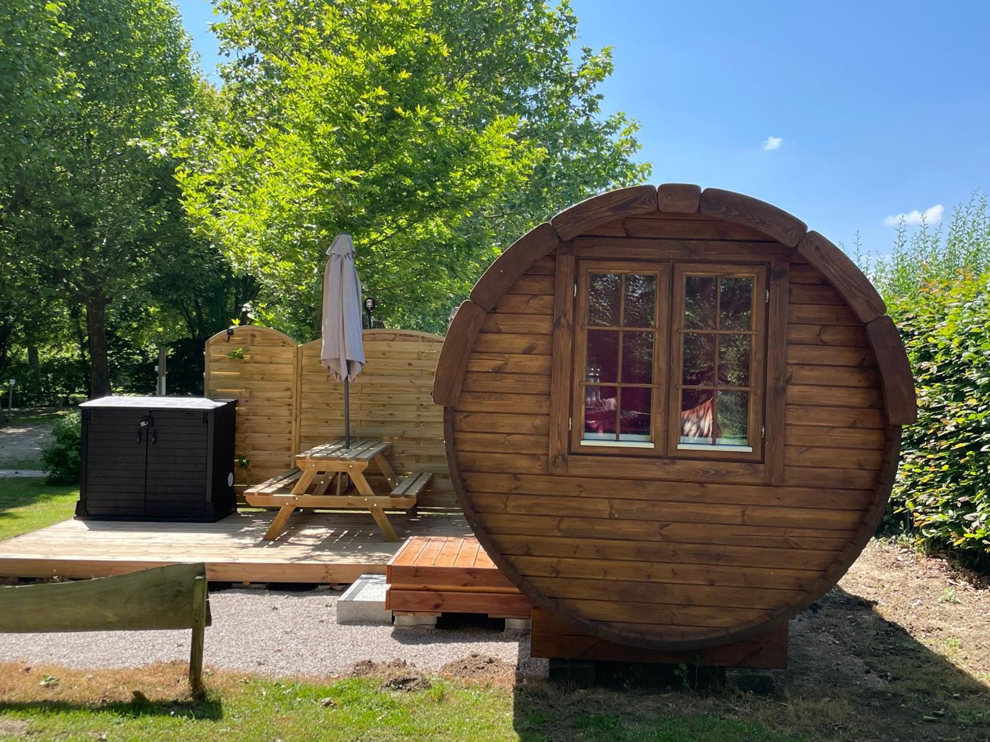 Tonneau Herbergement Insolite Au Camping Des Nieres Ebreuil Eksteriør bilde