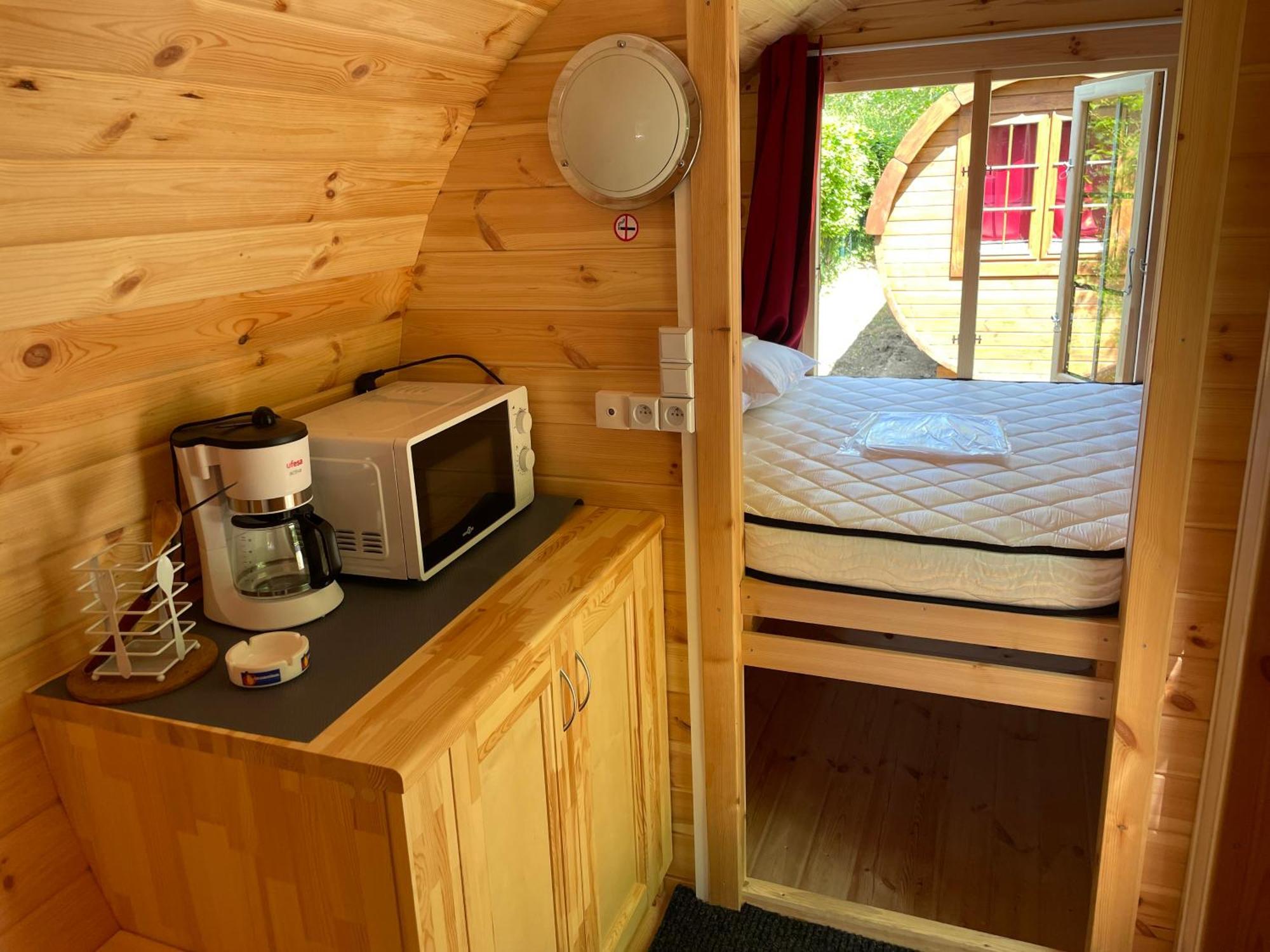 Tonneau Herbergement Insolite Au Camping Des Nieres Ebreuil Eksteriør bilde