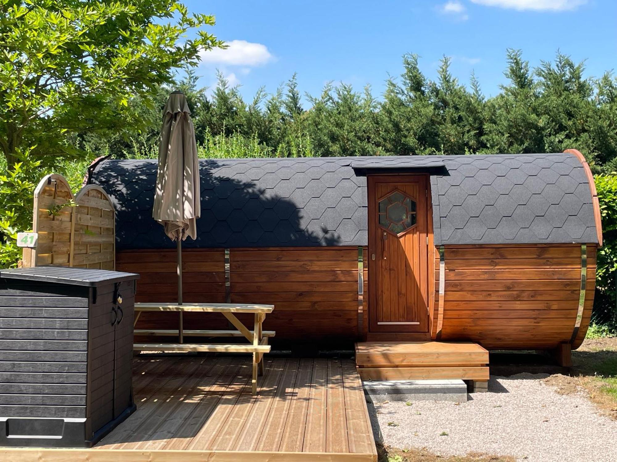 Tonneau Herbergement Insolite Au Camping Des Nieres Ebreuil Eksteriør bilde